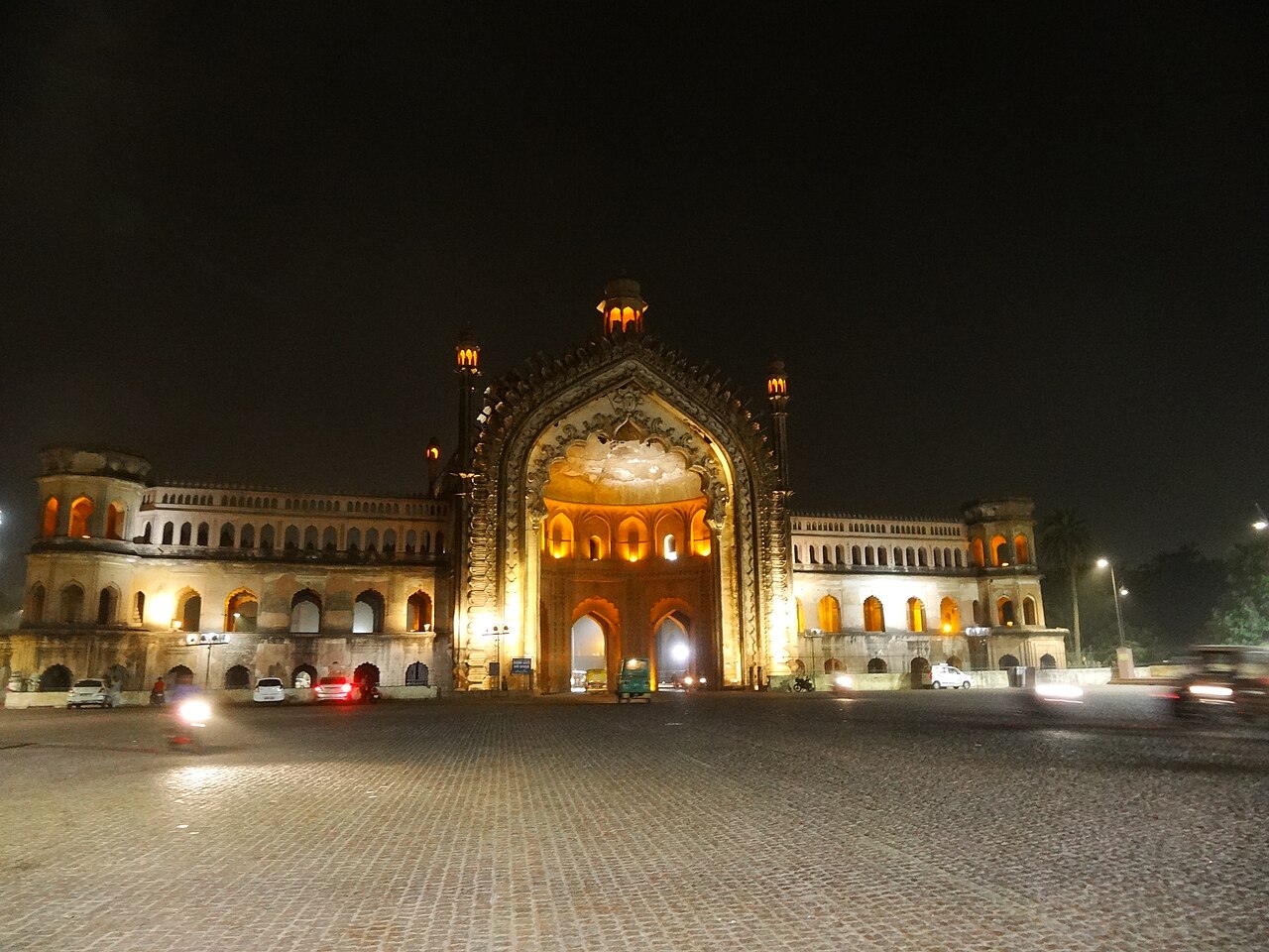 Rumi Darwaza, Lucknow